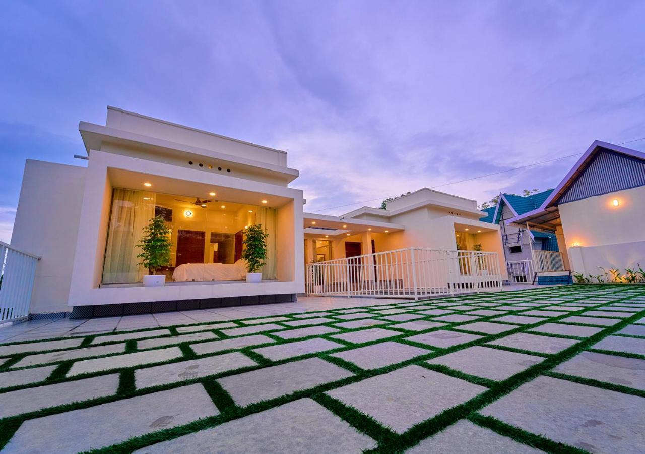 Glen Castle Vagamon Pool Resort By Voye Homes 외부 사진